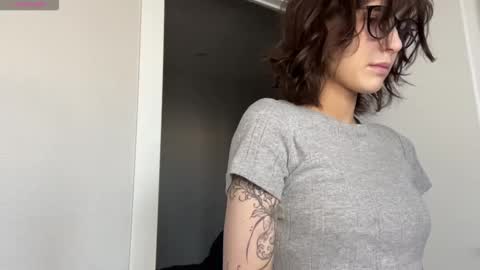 Snapshot of odettehatt chatting on March 16, 2026, 4:29 am Thea online show from March 16, 2026, 4:29 am