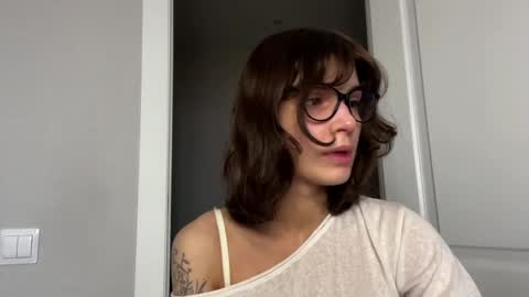 Snapshot of odettehatt chatting on April 17, 2026, 4:37 am Thea online show from April 17, 2026, 4:37 am