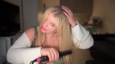 Snapshot of odriolsen chatting on November 6, 2025, 1:23 pm Odri online show from November 6, 2025, 1:23 pm