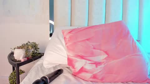 Holly online show from January 12, 2025, 2:03 am