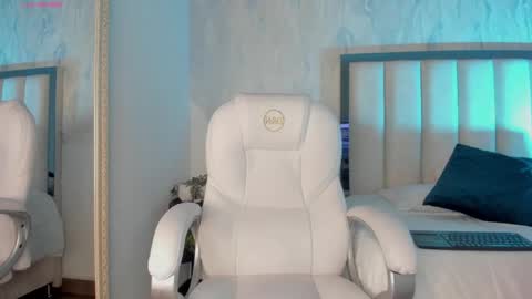 Holly online show from January 13, 2025, 8:04 pm