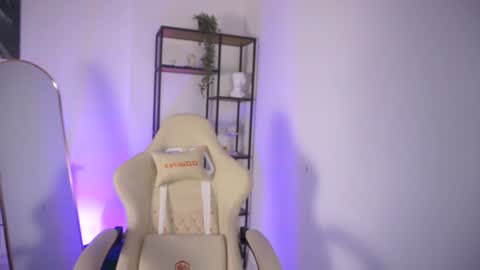 Julia online show from December 12, 2024, 5:52 am