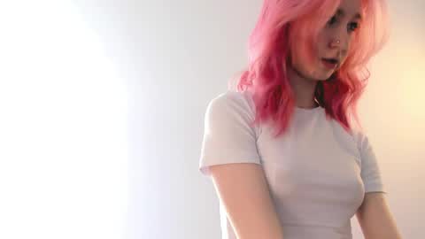 Emi and Ohpi online show from April 20, 2026, 1:14 pm