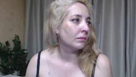 Snapshot of ohsweetmari chatting on July 17, 2026, 2:34 pm Mari online show from July 17, 2026, 2:34 pm