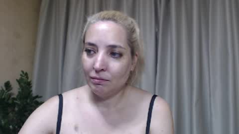 Snapshot of ohsweetmari chatting on July 18, 2026, 4:00 pm Mari online show from July 18, 2026, 4:00 pm