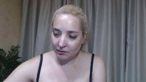 Snapshot of ohsweetmari chatting on August 5, 2026, 3:59 pm Mari online show from August 5, 2026, 3:59 pm