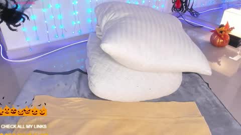 ohyesly_ online show from October 7, 2025, 11:02 pm