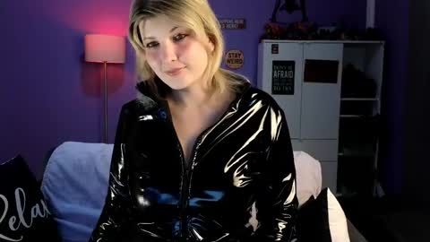 OliSunny Olivia online show from May 1, 2026, 5:39 pm