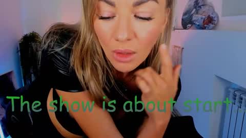oliva_candy online show from December 14, 2024, 1:27 pm