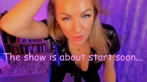 oliva_candy online show from September 17, 2025, 6:53 pm