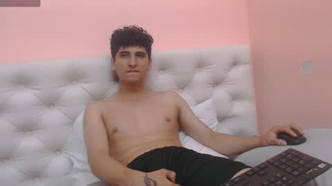 oliver_cat_ online show from May 17, 2026, 12:34 pm