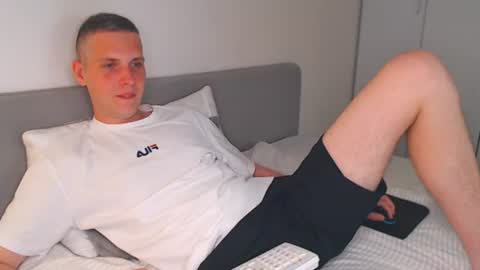 Snapshot of oliver_hort chatting on June 28, 2026, 4:57 pm Oliver online show from June 28, 2026, 4:57 pm