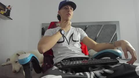 oliverthompson_01 online show from February 7, 2025, 3:34 am