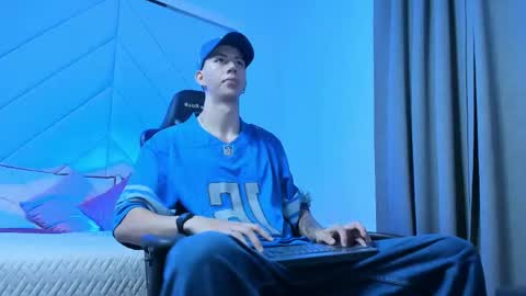 oliverthompson_01 online show from April 18, 2026, 2:37 am