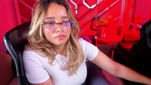 Snapshot of olivia_fox69 chatting on September 18, 2025, 3:30 am OLIVIA online show from September 18, 2025, 3:30 am