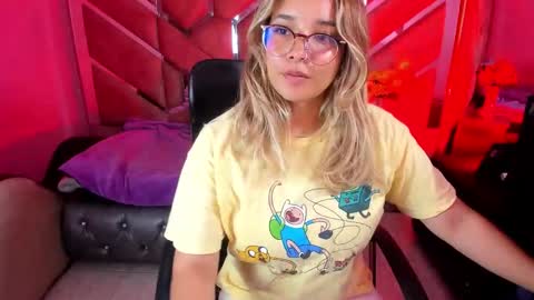 Snapshot of olivia_fox69 chatting on September 19, 2025, 2:35 am OLIVIA online show from September 19, 2025, 2:35 am