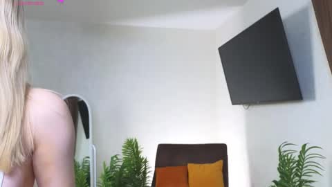 Snapshot of oliviabr0wn chatting on April 4, 2026, 2:10 am Olivia online show from April 4, 2026, 2:10 am