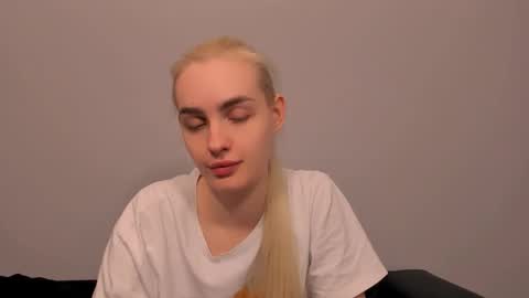 oliviaBeauty online show from March 23, 2026, 1:15 pm