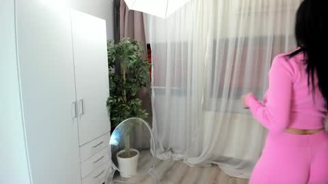 Snapshot of oliviarimes chatting on December 2, 2024, 7:14 am Alina online show from December 2, 2024, 7:14 am