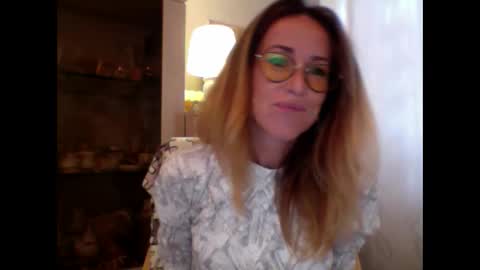 olyra11 online show from September 12, 2025, 8:47 am