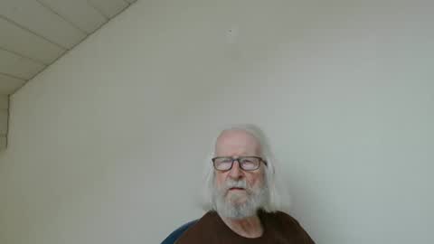 Snapshot of onanister chatting on June 9, 2026, 6:58 am Somewhere over the rainbow online show from June 9, 2026, 6:58 am