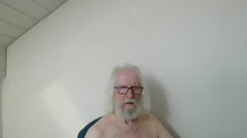Snapshot of onanister chatting on June 23, 2026, 6:44 am Somewhere over the rainbow online show from June 23, 2026, 6:44 am