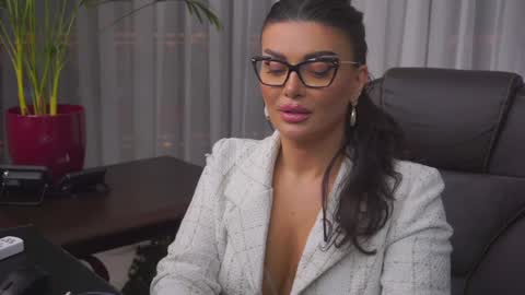 Nicolle online show from December 13, 2024, 3:54 pm