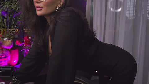 Nicolle online show from December 20, 2024, 9:06 pm