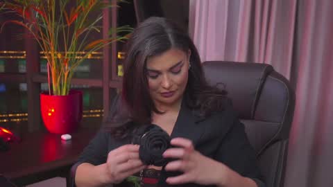 Nicolle online show from January 8, 2025, 4:44 pm