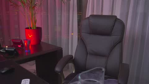 Nicolle online show from January 19, 2025, 6:32 pm