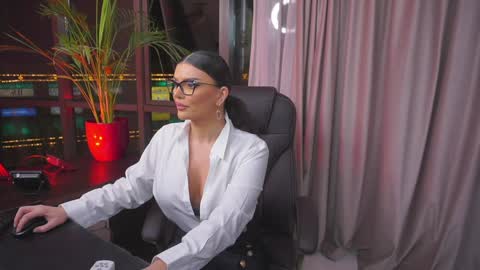 Nicolle online show from January 21, 2025, 4:58 pm