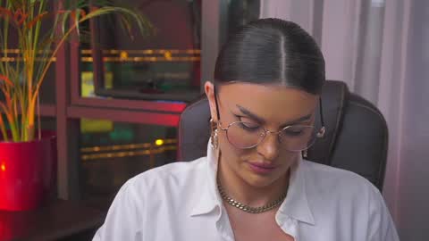 Nicolle online show from January 21, 2025, 9:04 pm