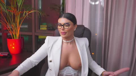 Nicolle online show from January 26, 2025, 5:02 pm