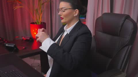 Nicolle online show from January 27, 2025, 8:17 pm