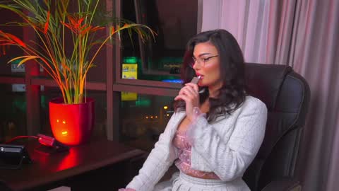 Nicolle online show from January 31, 2025, 7:51 pm