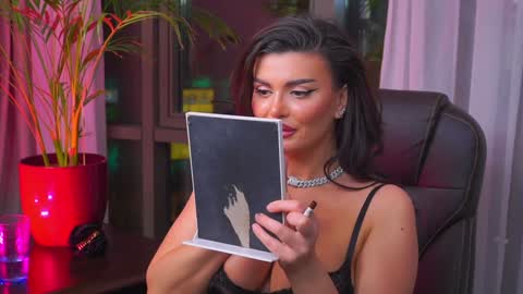 Nicolle online show from February 2, 2025, 8:30 pm
