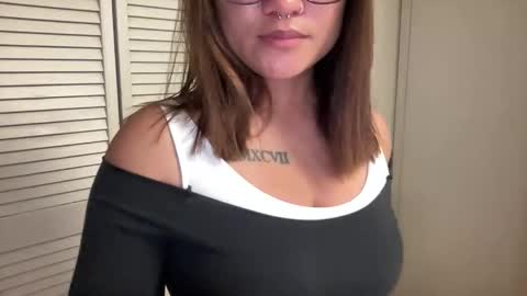 Snapshot of oohhellothere chatting on November 3, 2025, 7:31 am Miss Girly online show from November 3, 2025, 7:31 am