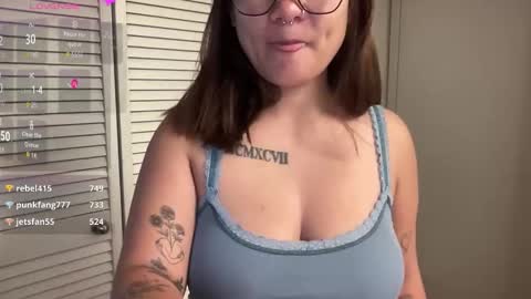 Snapshot of oohhellothere chatting on November 12, 2025, 8:19 pm Miss Girly online show from November 12, 2025, 8:19 pm