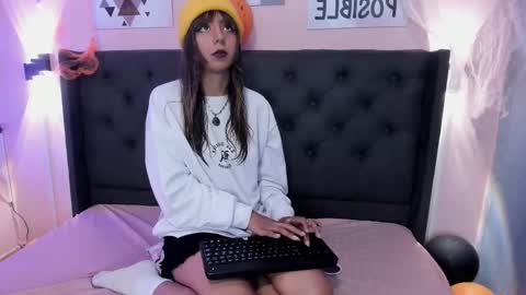 Snapshot of ophelune chatting on October 22, 2025, 1:22 pm ophelune online show from October 22, 2025, 1:22 pm