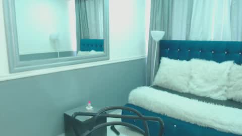 Oriana  online show from September 14, 2025, 1:43 pm