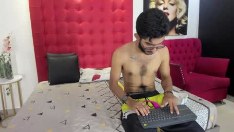 Snapshot of orion_perla chatting on February 7, 2025, 10:09 pm orion y perla online show from February 7, 2025, 10:09 pm