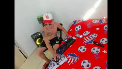 Snapshot of oscarpeinado9424 chatting on September 15, 2025, 8:53 pm Maximo Perez online show from September 15, 2025, 8:53 pm
