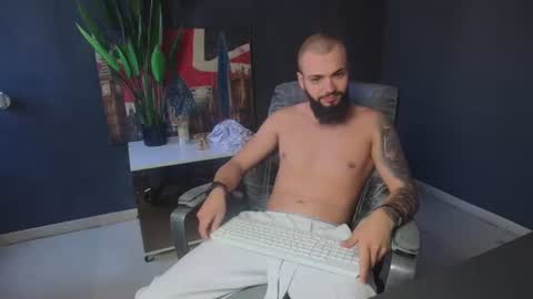 Snapshot of oscarwills chatting on June 18, 2026, 9:14 am OscarWills online show from June 18, 2026, 9:14 am
