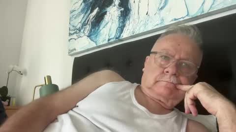 Snapshot of ozhairybearxxxx chatting on December 15, 2024, 1:46 am ozhairybearxxxx online show from December 15, 2024, 1:46 am