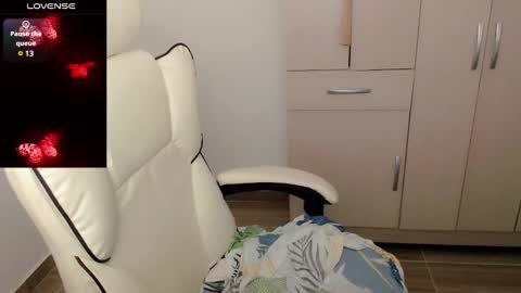 Snapshot of p_o_l_e_t_t chatting on February 22, 2025, 11:24 pm Jane online show from February 22, 2025, 11:24 pm