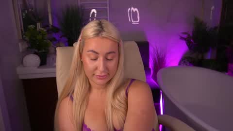 Lia online show from May 6, 2026, 2:22 pm