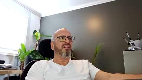 Snapshot of papi1979 chatting on January 7, 2025, 6:56 pm Papi online show from January 7, 2025, 6:56 pm