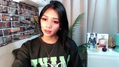 lalisa lalah Luna online show from February 17, 2025, 2:37 pm