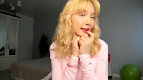 Snapshot of paradi_se chatting on November 13, 2025, 8:24 am Melena online show from November 13, 2025, 8:24 am