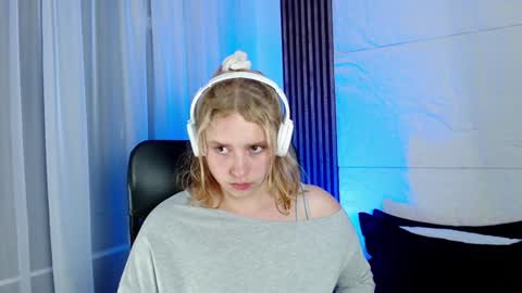 Lizz  online Monday to Saturday from 9pm to 5am Colombia time online show from January 12, 2025, 9:30 am